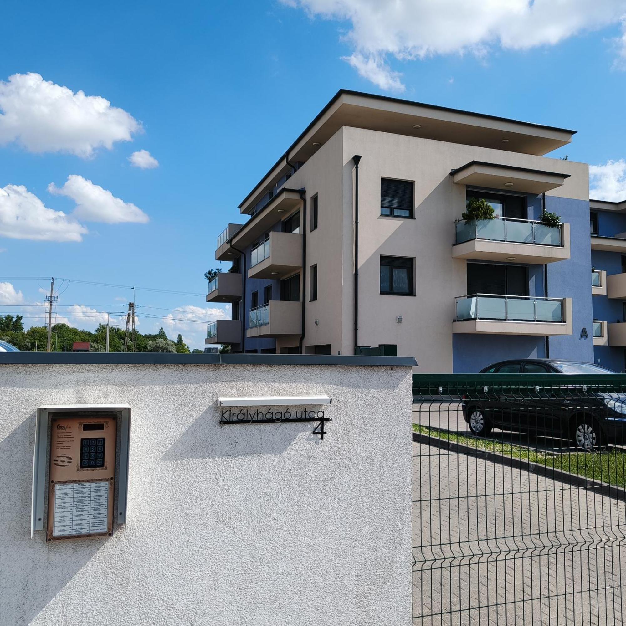 Pe-Ki Lux Apartman Szekesfehervar Exterior photo